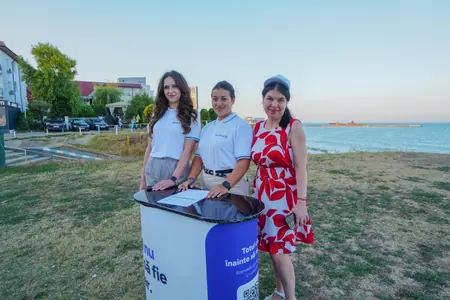 Colege la un stand SmartCredit, pe malul mării