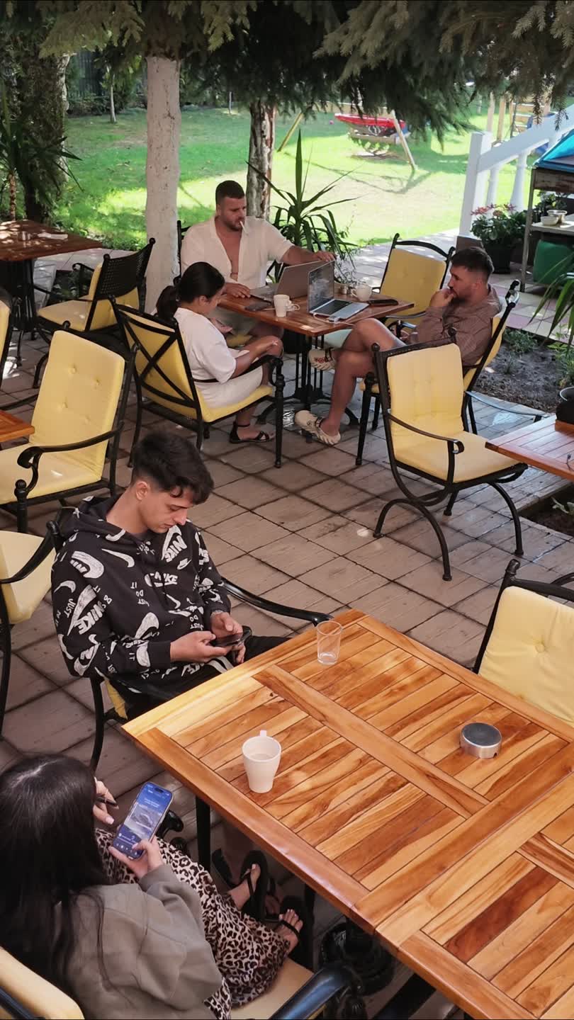 Echipa SmartCredit la mese, pe o terasă, la team building.